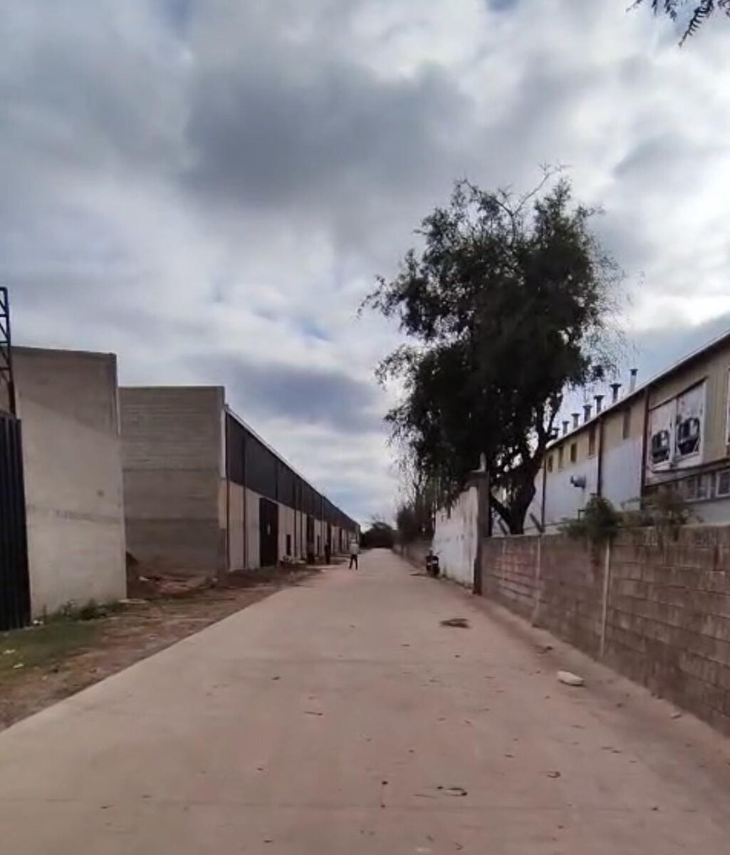 ALQUILO NAVES INDUSTRIALES DE 400 M2 CON OFICINA EN LOS BOULEVARES - Imagen 4
