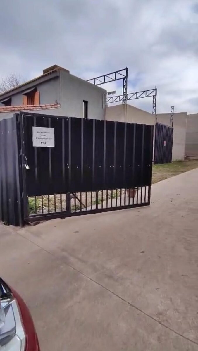 ALQUILO NAVES INDUSTRIALES DE 400 M2 CON OFICINA EN LOS BOULEVARES - Imagen 2
