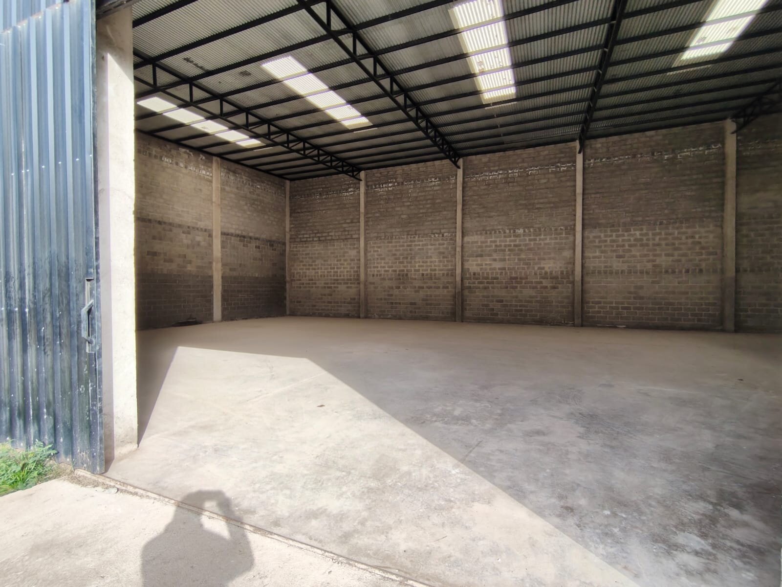 ALQUILO NAVES INDUSTRIALES DE 400 M2 CON OFICINA EN LOS BOULEVARES - Imagen 9