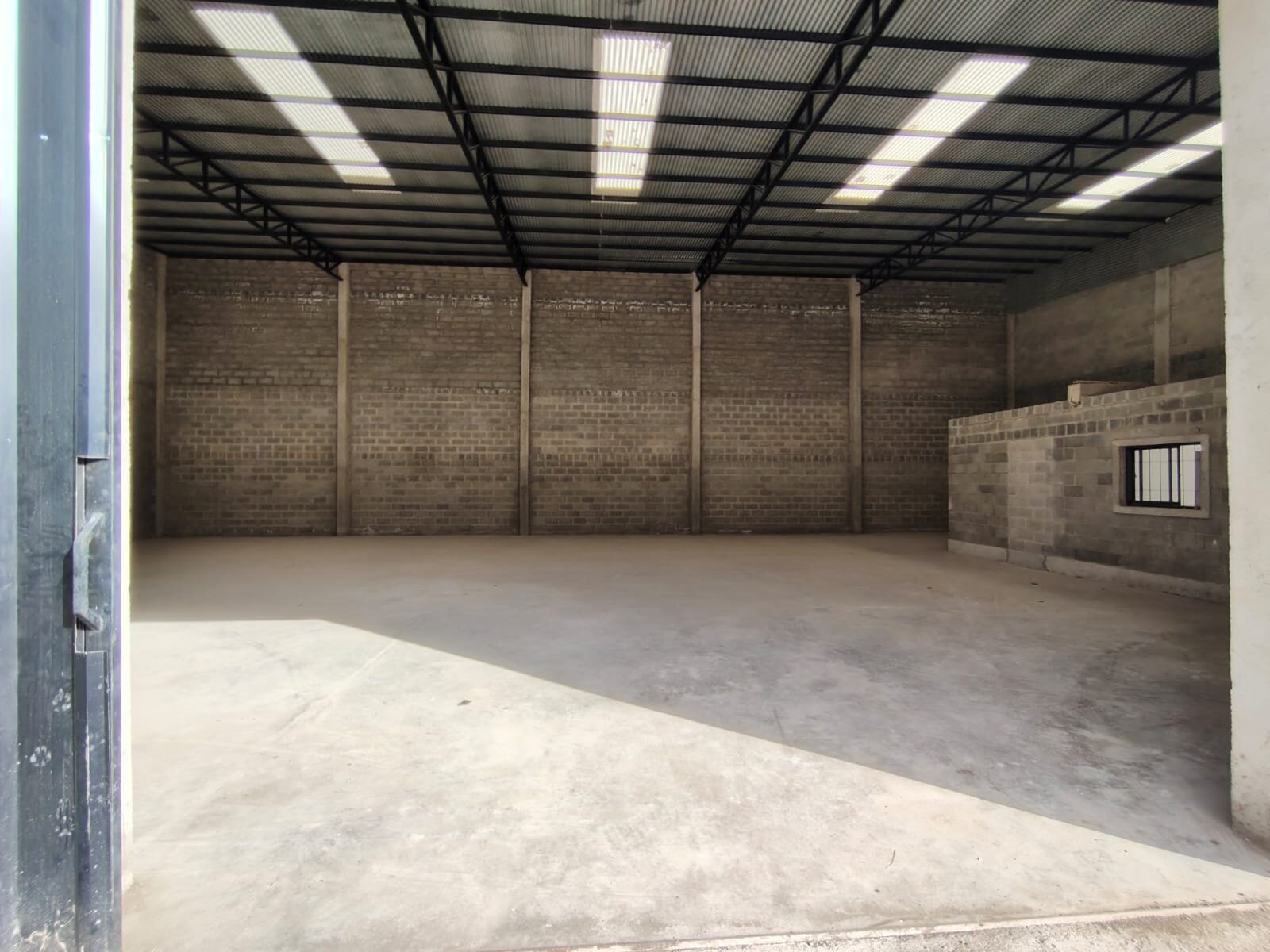 ALQUILO NAVES INDUSTRIALES DE 400 M2 CON OFICINA EN LOS BOULEVARES - Imagen 8