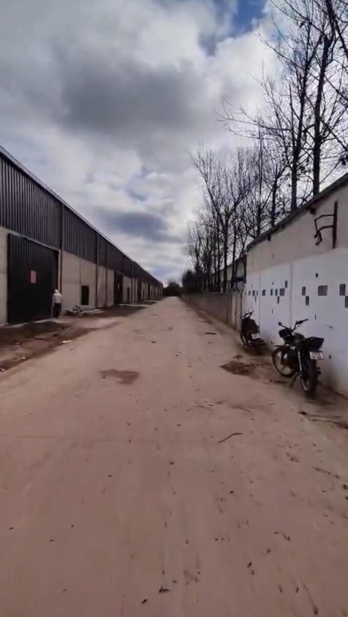 ALQUILO NAVES INDUSTRIALES DE 400 M2 CON OFICINA EN LOS BOULEVARES - Imagen 5