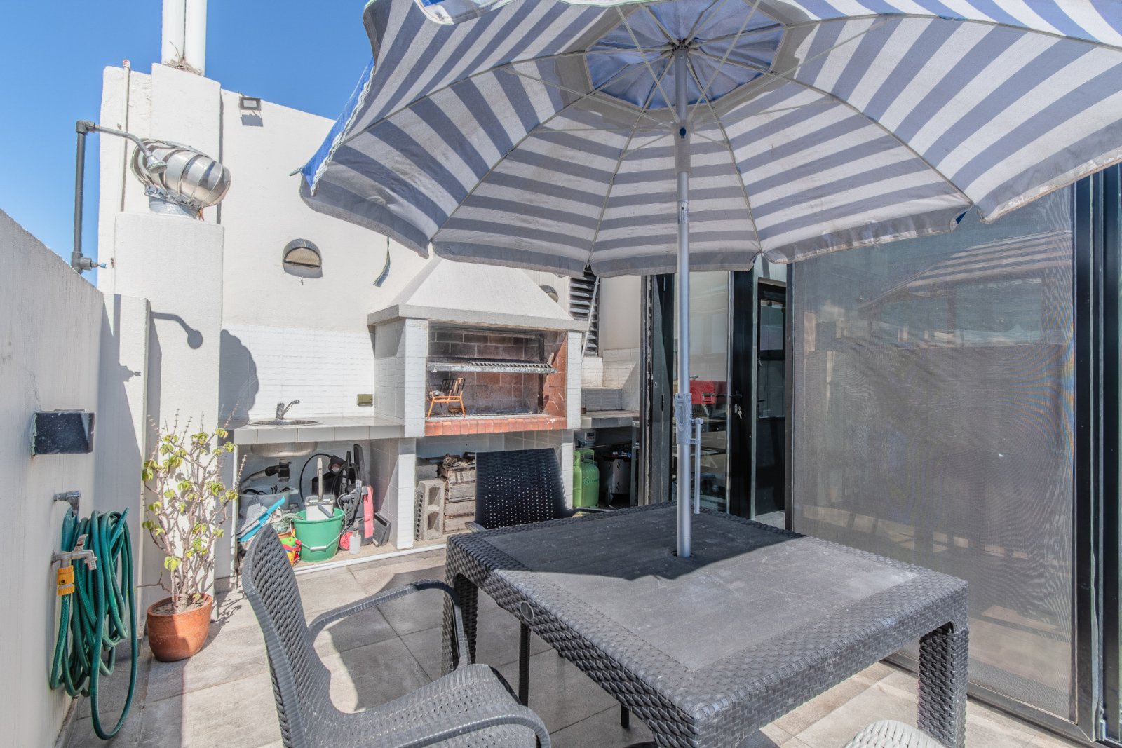 EN VENTA. VILLA URQUIZA. TRIPLEX 10° PISO. 3 AMB. TERRAZA PROPIA CON PARRILLA. - 3