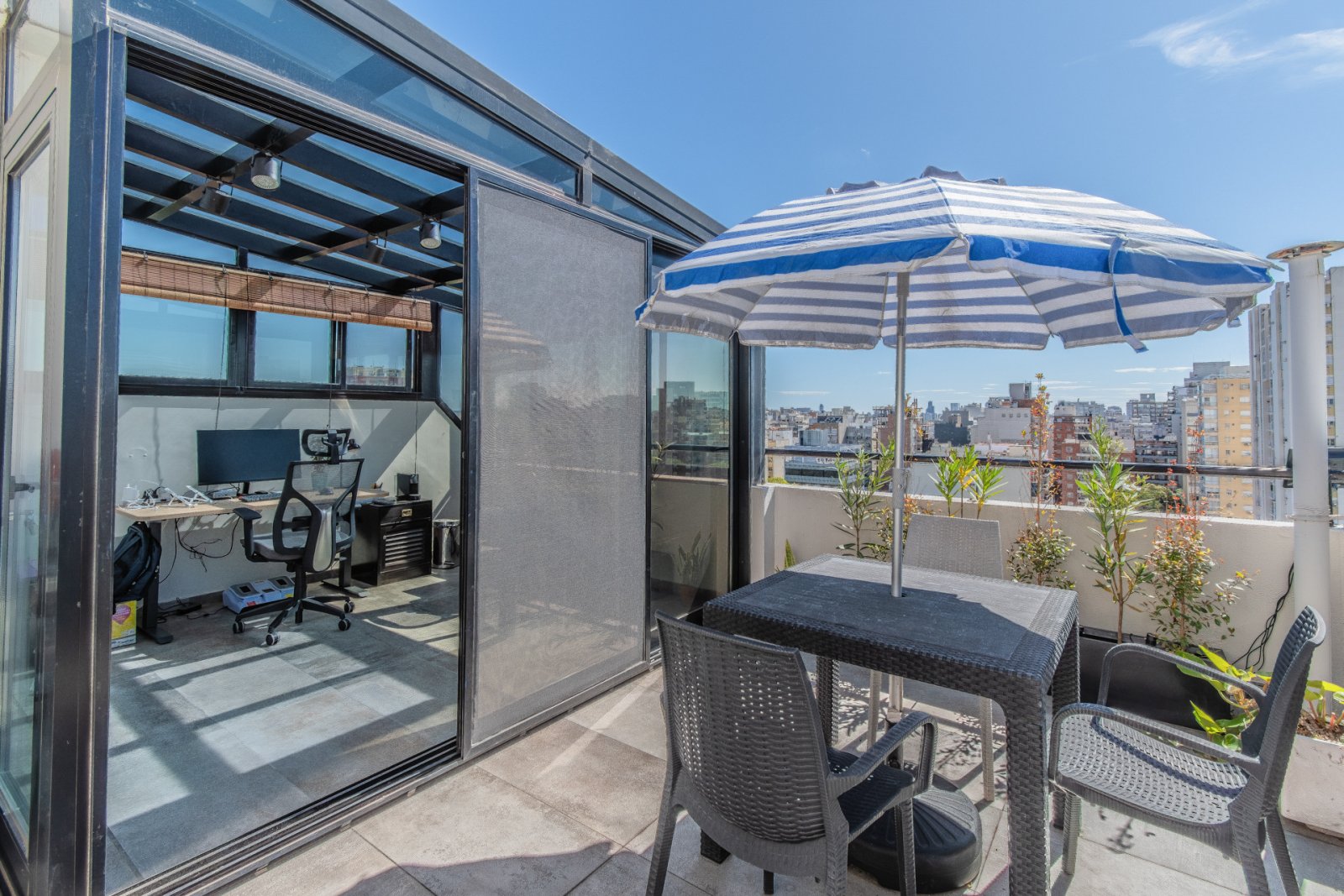 EN VENTA. VILLA URQUIZA. TRIPLEX 10° PISO. 3 AMB. TERRAZA PROPIA CON PARRILLA. - 1