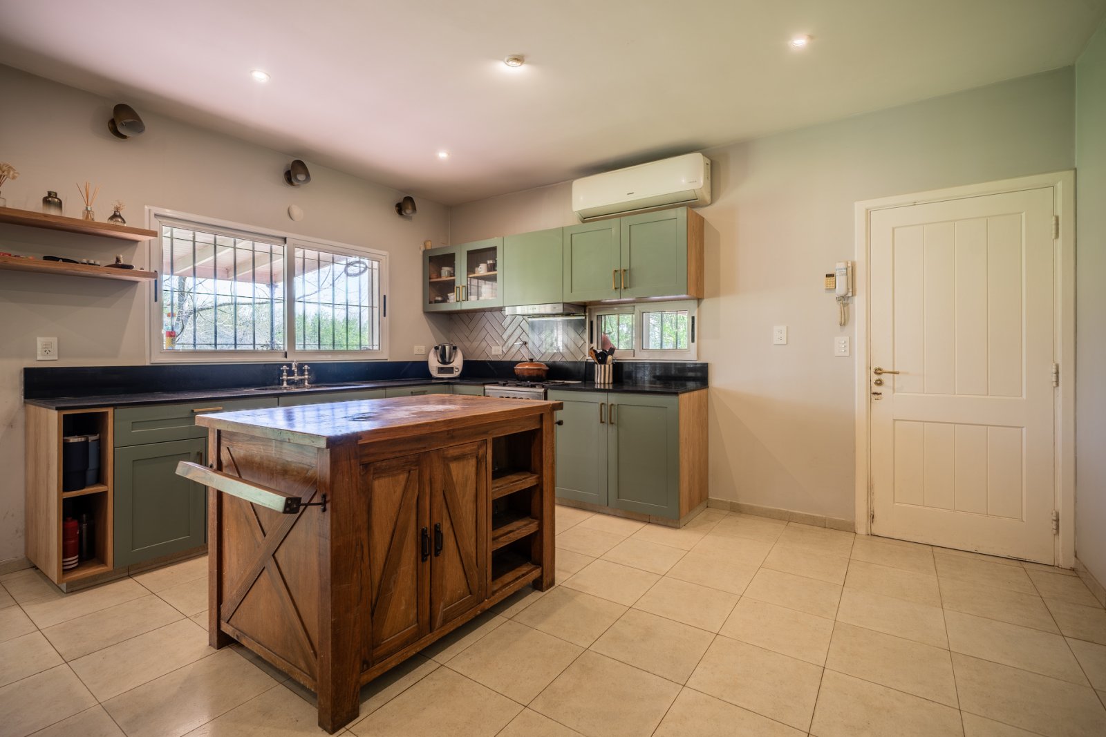 EN VENTA. MERCEDES. CHACRA 3 HA. CASA 5 AMBIENTES. QUINCHO. PILETA. CANCHA DE FUTBOL. - 24