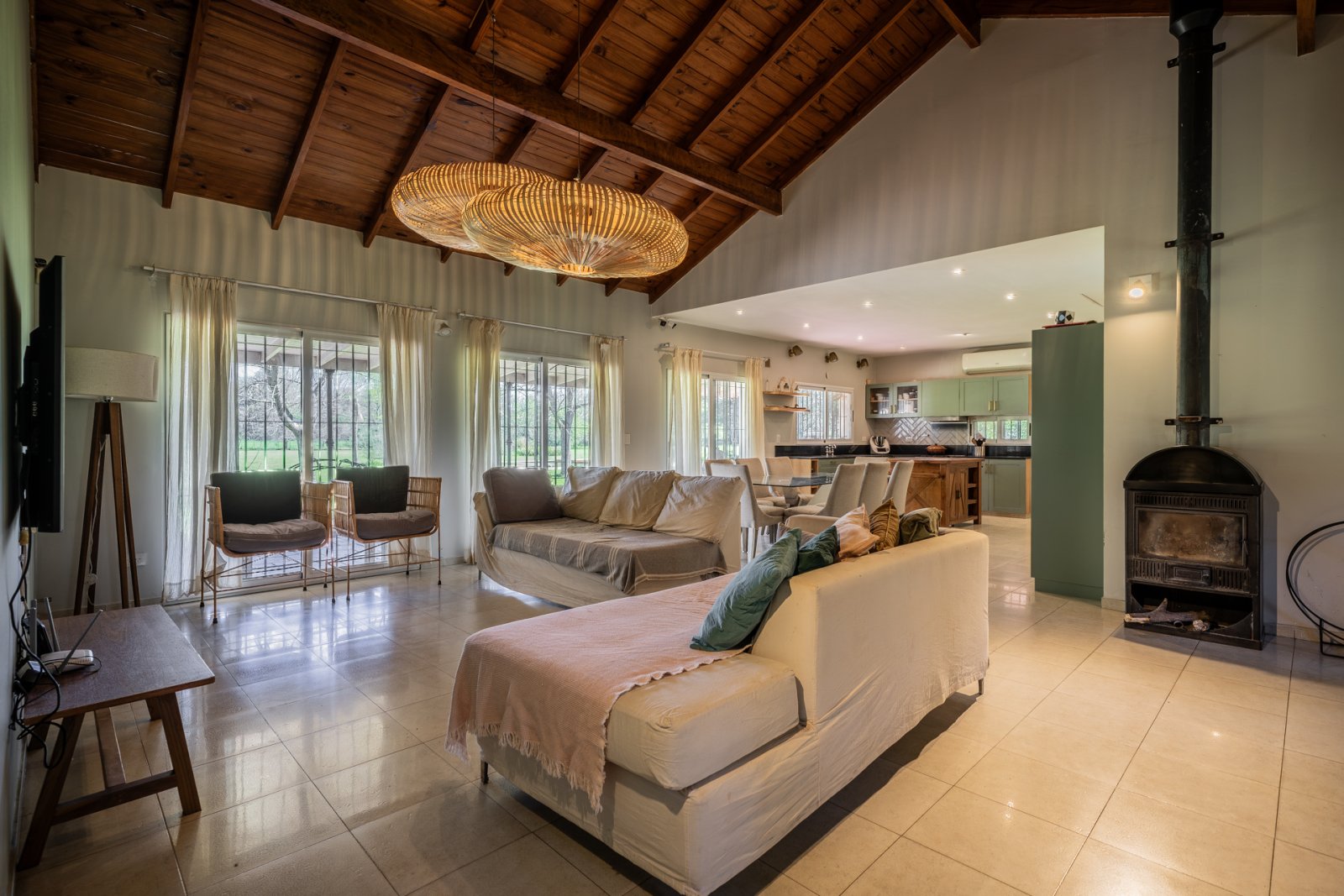 EN VENTA. MERCEDES. CHACRA 3 HA. CASA 5 AMBIENTES. QUINCHO. PILETA. CANCHA DE FUTBOL. - 2