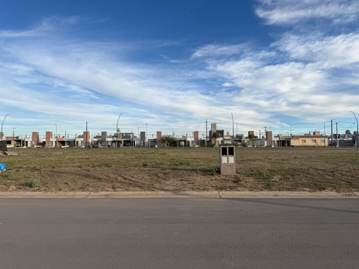 Lote en Cuestas de Manantiales (NO perimetral) - fondo norte Apto Duplex