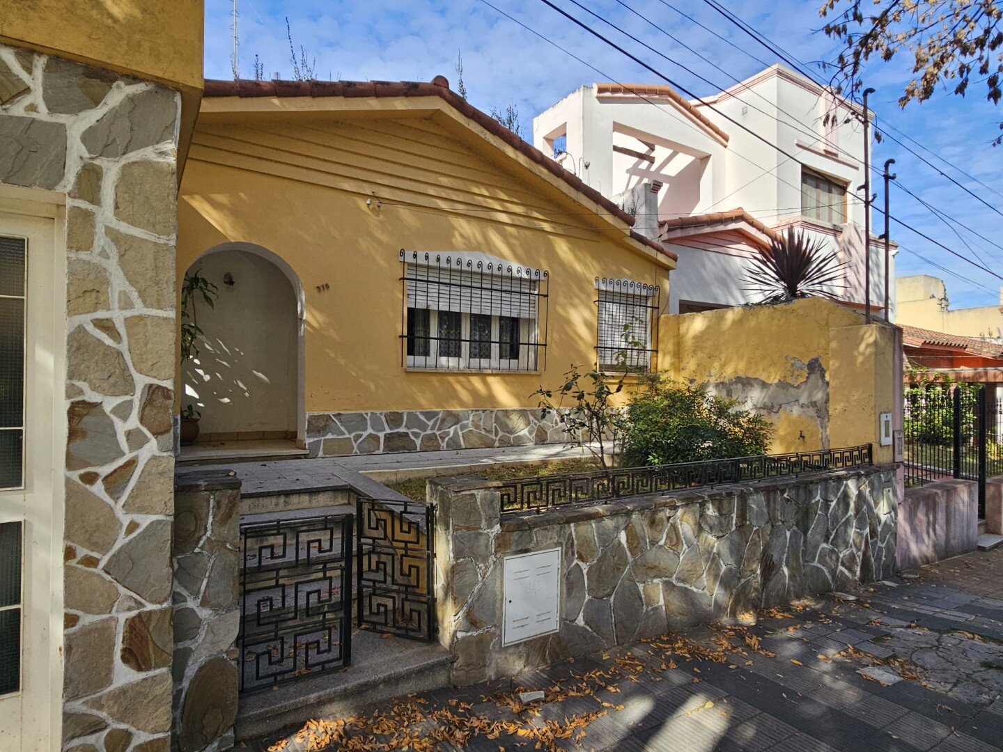 VENTA | Casa de 3 dormitorios con amplios espacios y excelente ubicación! Av. Centenario 275 – Victoria, Entre Ríos - 1