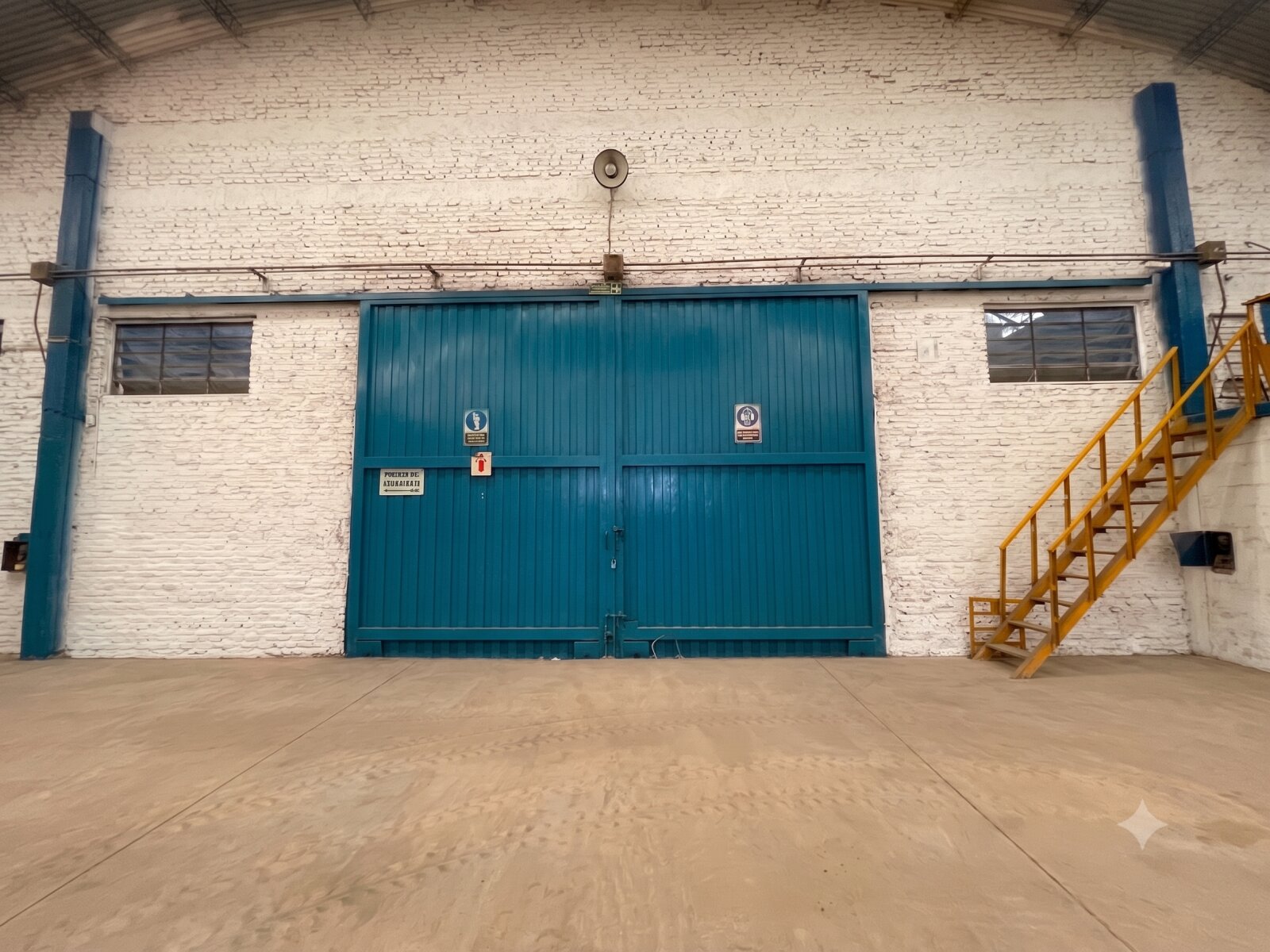 Bv. Seguí 3250 - Galpón 1.500 m2 - 4