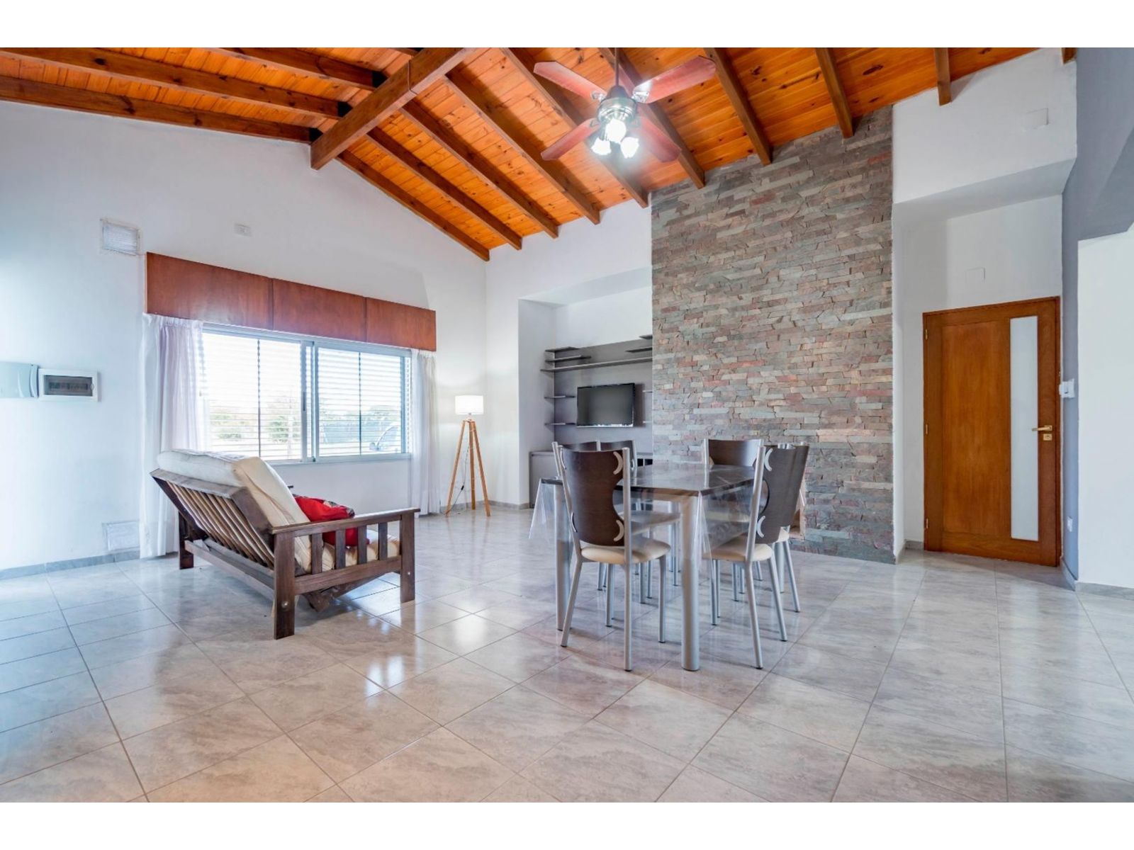 ARROYO SECO - IMPECABLE !!! Rioja N° 1033 Bis -- $ 1.050.000. - 1
