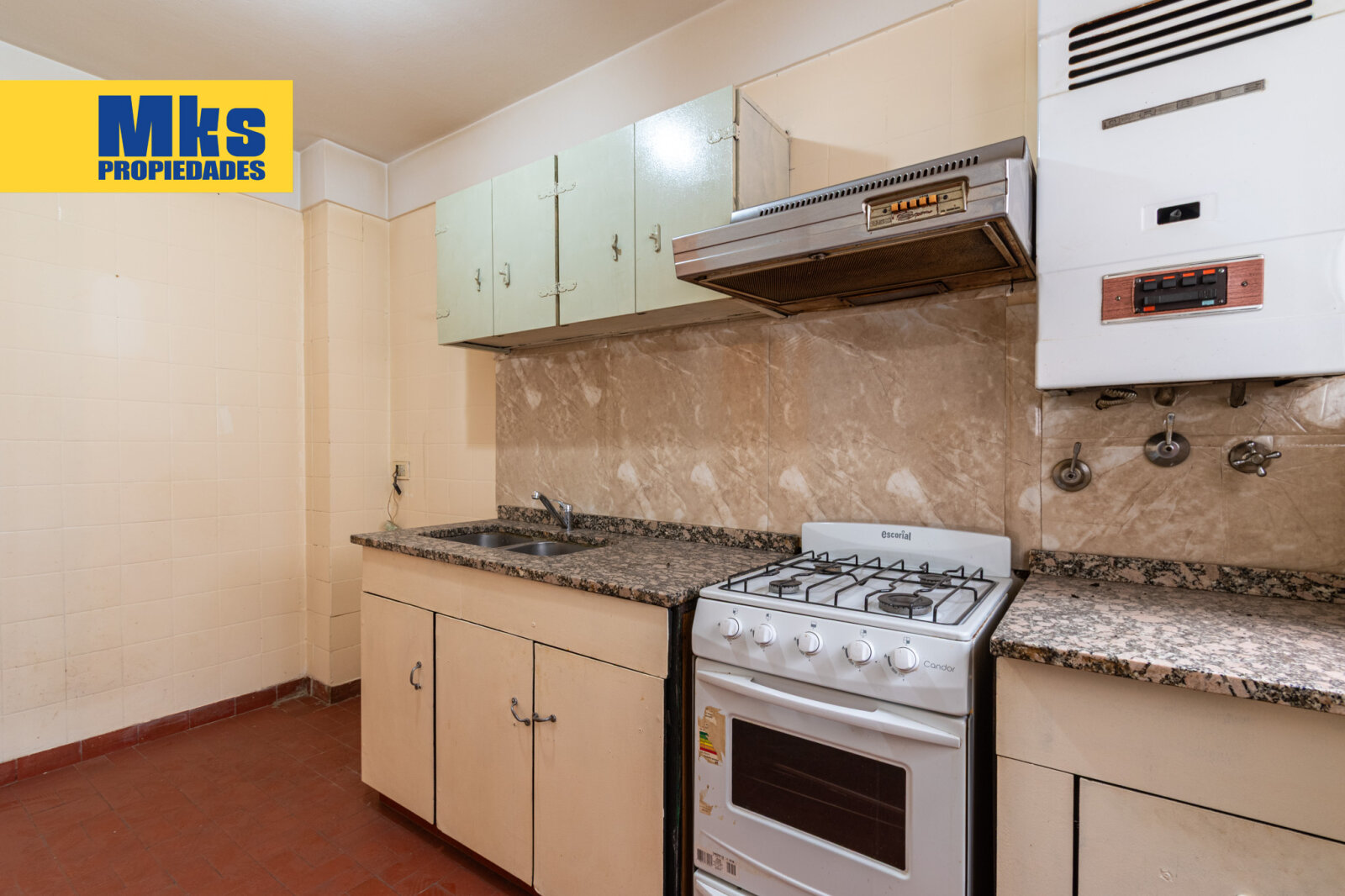 Venta. 2 ambientes sobre Av. Montes de Oca. - 6