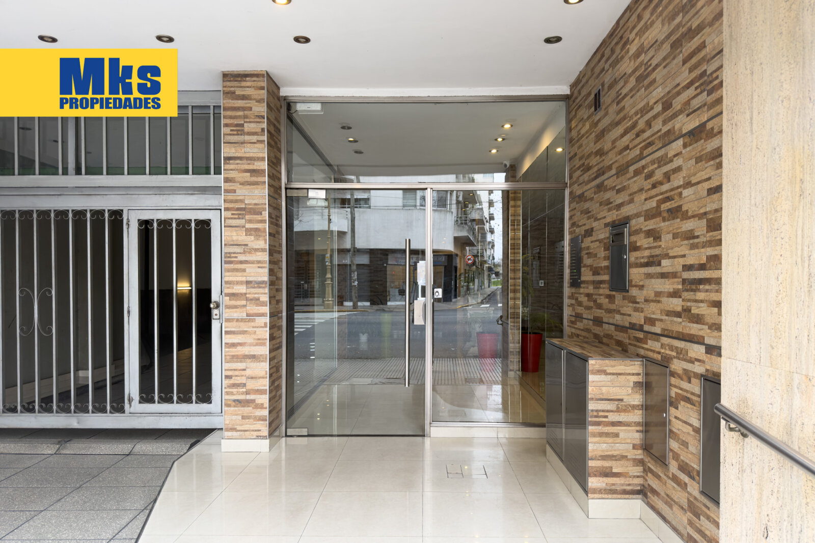 Venta. 2 ambientes sobre Av. Montes de Oca. - 16