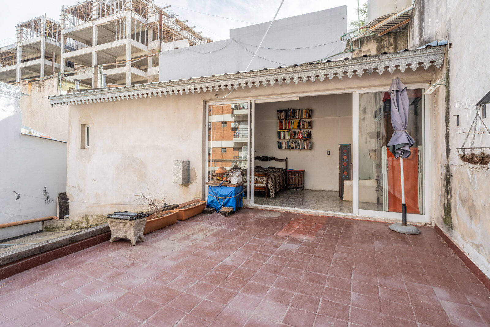 VENTA PH 3 AMBIENTES A REFACCIONAR EN ALMAGRO. SIN EXPENSAS. TERRAZA. QUINCHO. QUINCHO Y TERRAZA PROPIA - 3