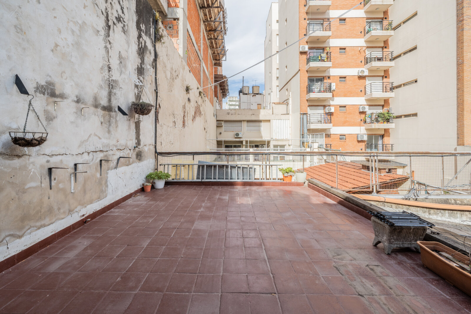 VENTA PH 3 AMBIENTES A REFACCIONAR EN ALMAGRO. SIN EXPENSAS. TERRAZA. QUINCHO. QUINCHO Y TERRAZA PROPIA - 2