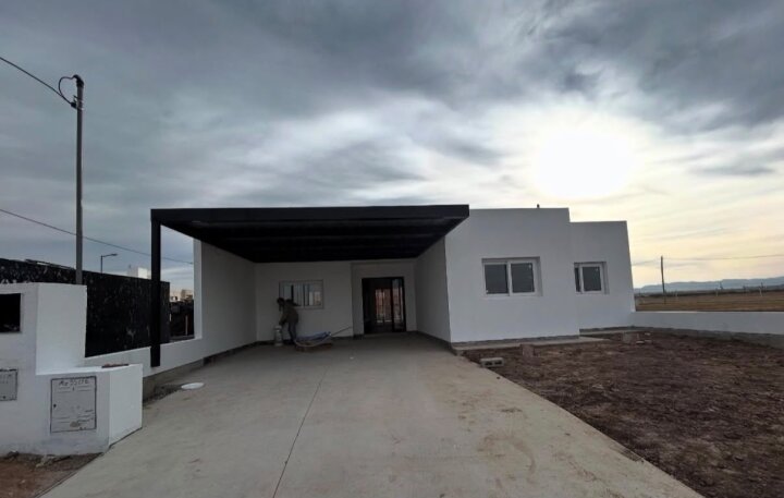 Casa de 3 dormitorios con quincho y pileta. Brisas de Manantiales
