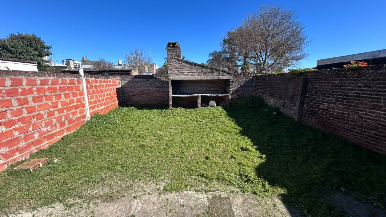 VENTA | Oportunidad | Conjunto de 2 casas + lote! 1.º de Mayo 218, entre Junín y Vélez Sarsfield - 20