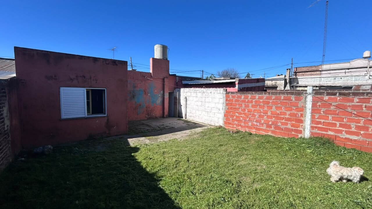 VENTA | Oportunidad | Conjunto de 2 casas + lote! 1.º de Mayo 218, entre Junín y Vélez Sarsfield - 18