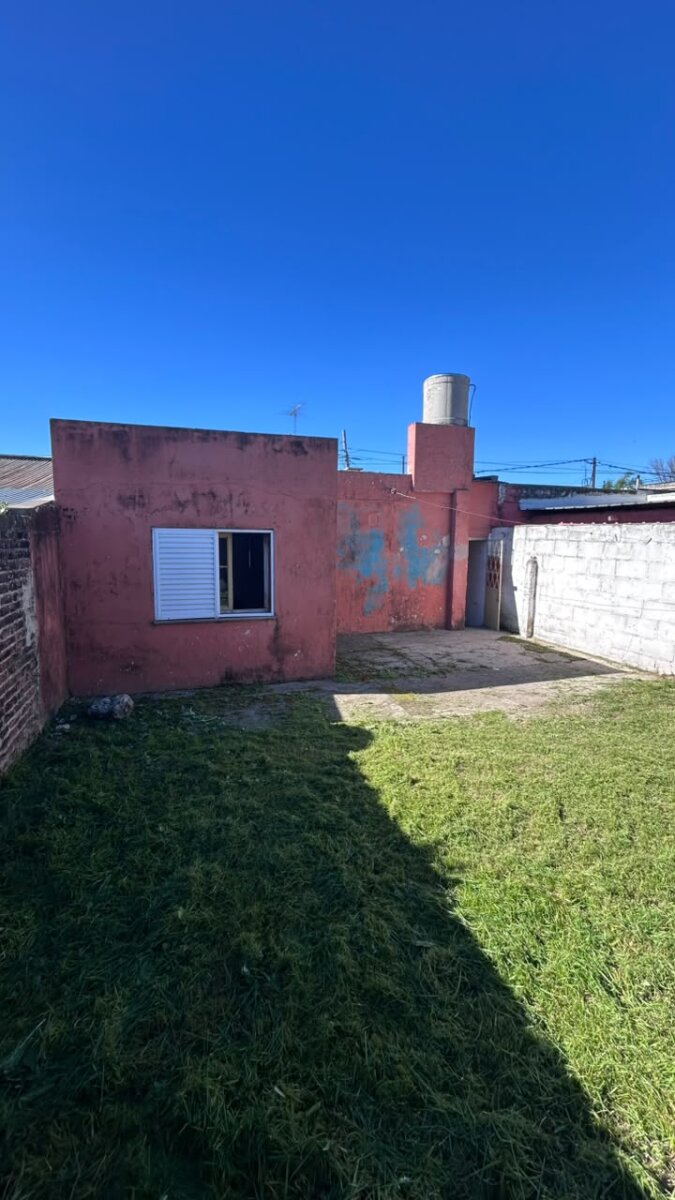 VENTA | Oportunidad | Conjunto de 2 casas + lote! 1.º de Mayo 218, entre Junín y Vélez Sarsfield - 23