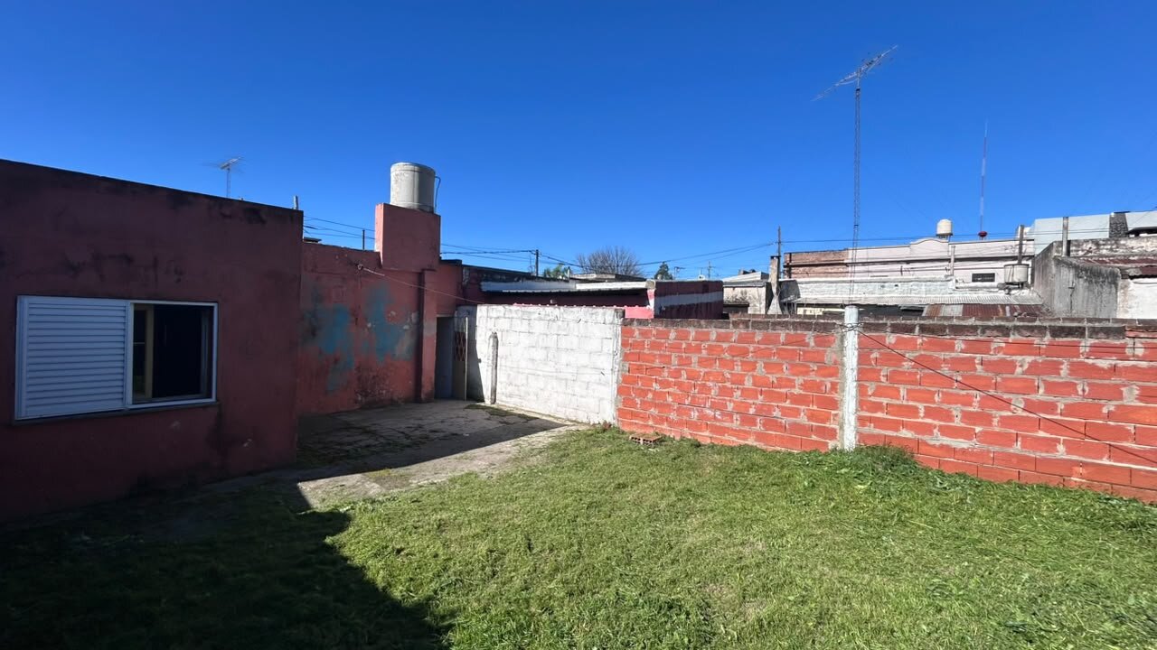 VENTA | Oportunidad | Conjunto de 2 casas + lote! 1.º de Mayo 218, entre Junín y Vélez Sarsfield - 22