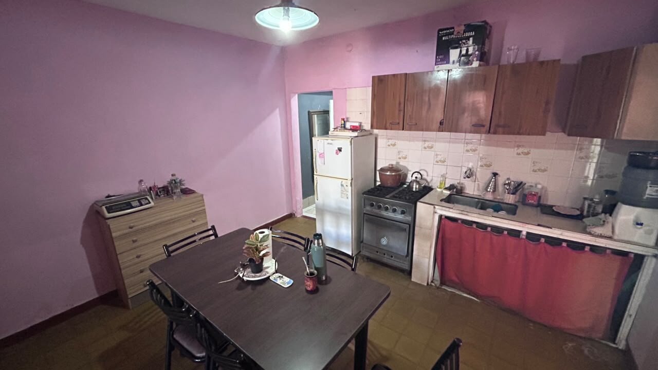 VENTA | Oportunidad | Conjunto de 2 casas + lote! 1.º de Mayo 218, entre Junín y Vélez Sarsfield - 30