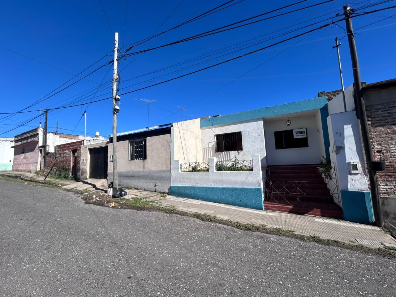 VENTA | Oportunidad | Conjunto de 2 casas + lote! 1.º de Mayo 218, entre Junín y Vélez Sarsfield - 1