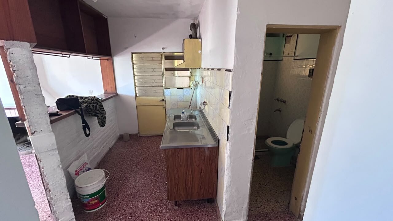 VENTA | Oportunidad | Conjunto de 2 casas + lote! 1.º de Mayo 218, entre Junín y Vélez Sarsfield - 13