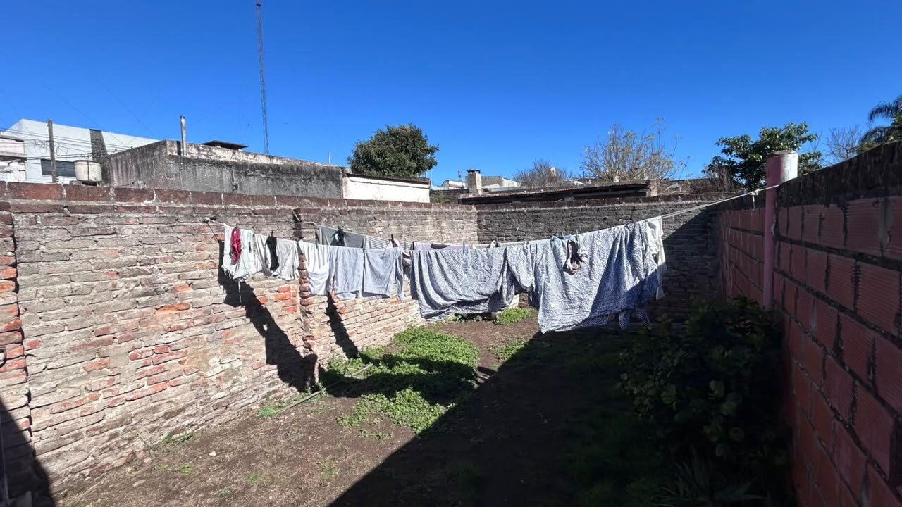 VENTA | Oportunidad | Conjunto de 2 casas + lote! 1.º de Mayo 218, entre Junín y Vélez Sarsfield - 38