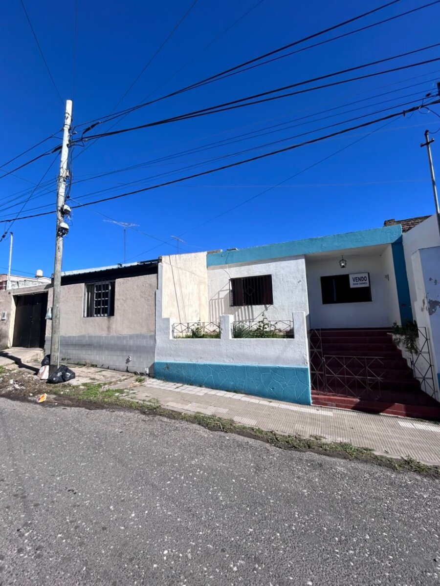 VENTA | Oportunidad | Conjunto de 2 casas + lote! 1.º de Mayo 218, entre Junín y Vélez Sarsfield - 4