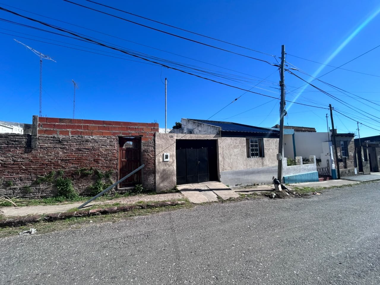 VENTA | Oportunidad | Conjunto de 2 casas + lote! 1.º de Mayo 218, entre Junín y Vélez Sarsfield - 2