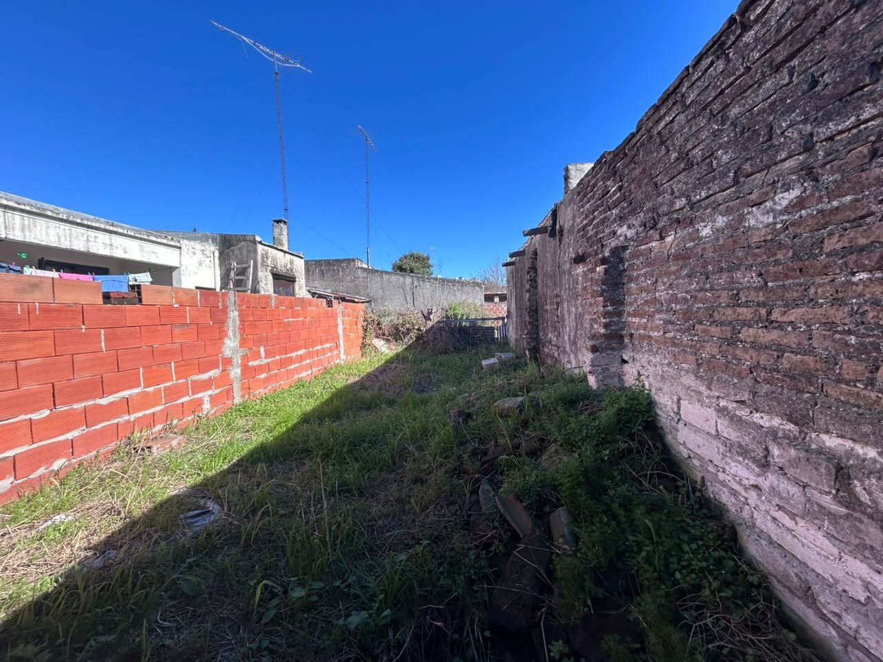 VENTA | Oportunidad | Conjunto de 2 casas + lote! 1.º de Mayo 218, entre Junín y Vélez Sarsfield - 41