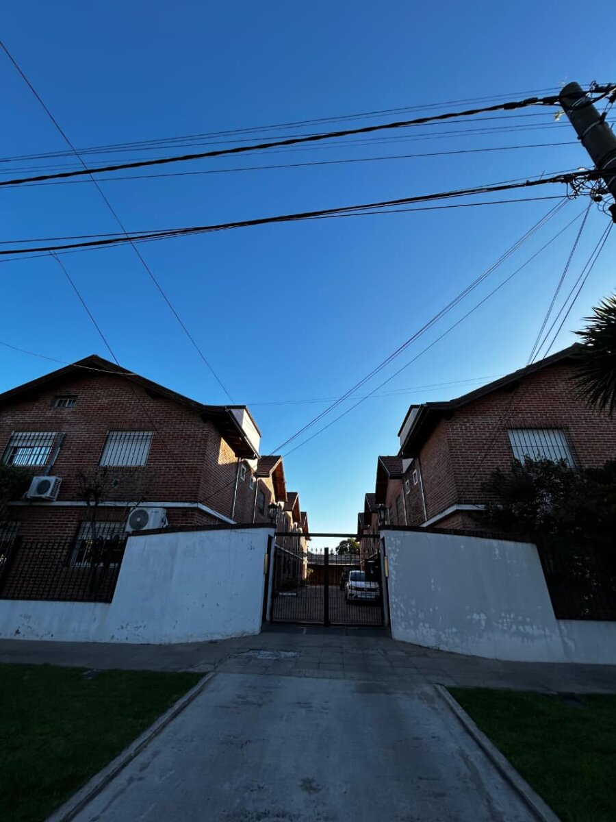 VENTA DUPLEX 3 AMB. C/COCHERA MORON