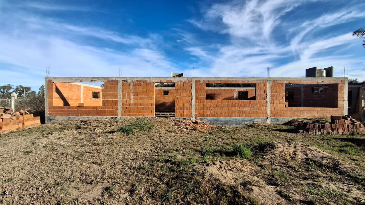 ¡OPORTUNIDAD POR USD 20.000! Lote Gigante + 112 m² de Obra Lista para Techar
