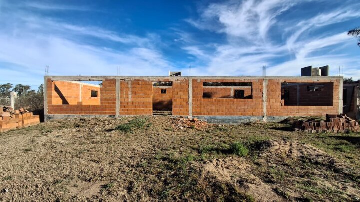 ¡OPORTUNIDAD POR USD 20.000! Lote Gigante + 112 m² de Obra Lista para Techar