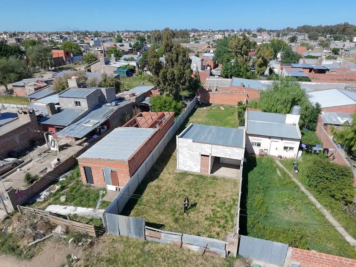 Lote En Venta En Bahía Blanca, Con Construcción Casa 1 Dorm - 2