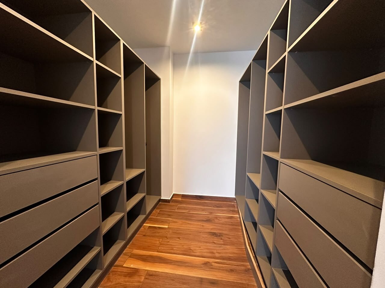 VENDO CASA DE CATEGORIA EN DISTRITO SUR - Imagen 27