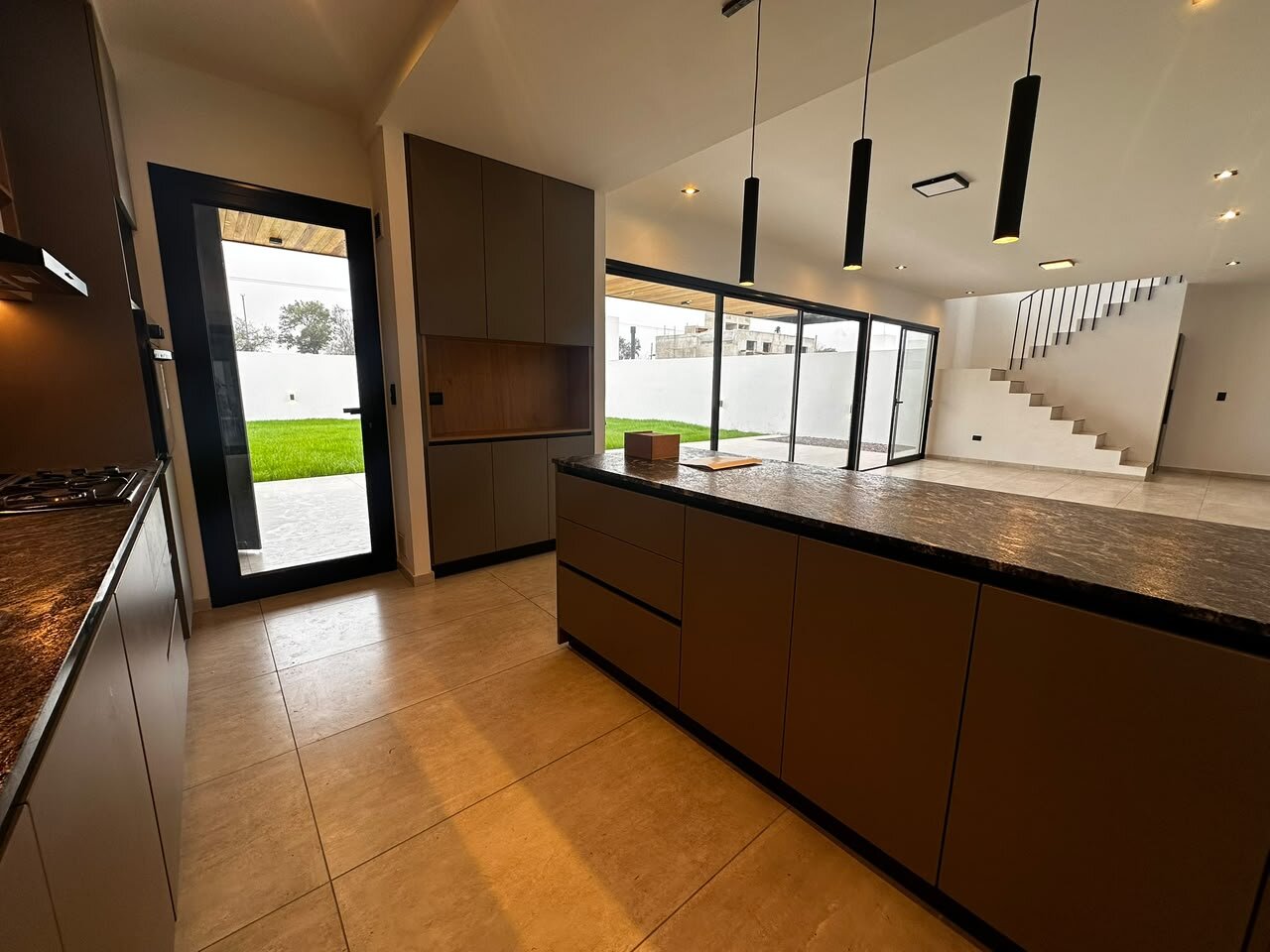 VENDO CASA DE CATEGORIA EN DISTRITO SUR - Imagen 9
