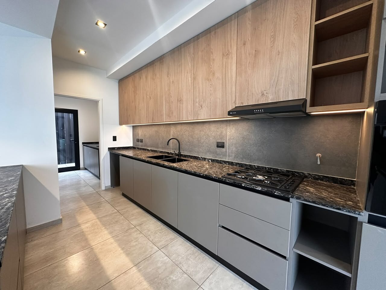 VENDO CASA DE CATEGORIA EN DISTRITO SUR - Imagen 12