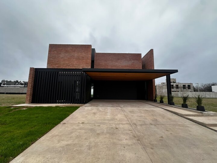 VENDO CASA DE CATEGORIA EN DISTRITO SUR