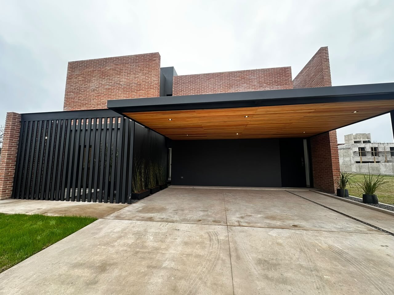 VENDO CASA DE CATEGORIA EN DISTRITO SUR - Imagen 2