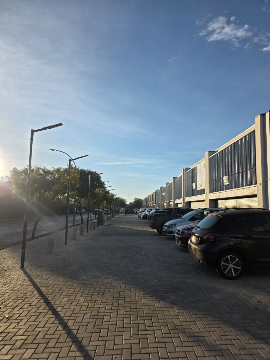 VENDO LOCALES A ESTRENAR SOBRE AV LA DONOSA - Imagen 2
