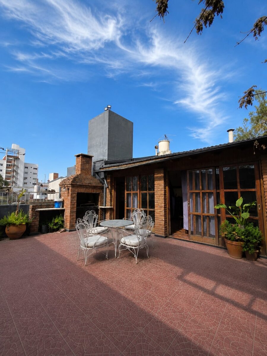Casa de dos plantas 3 dormitorios - Arroyito | Gran terraza con quincho y parrillero - 1