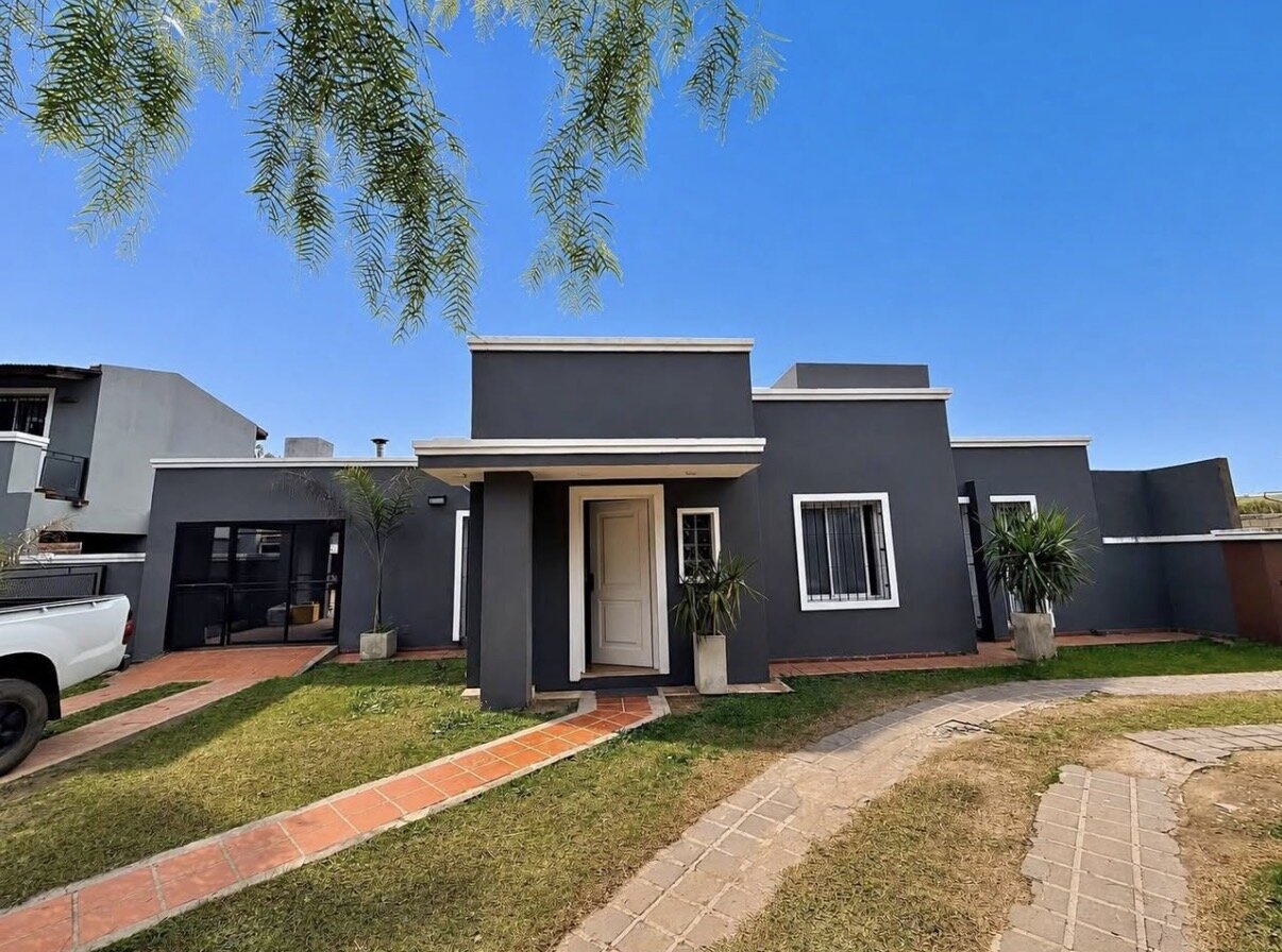 ALQUILER CASA EN HOUSING RECTA MARTINOLLI AL 8800