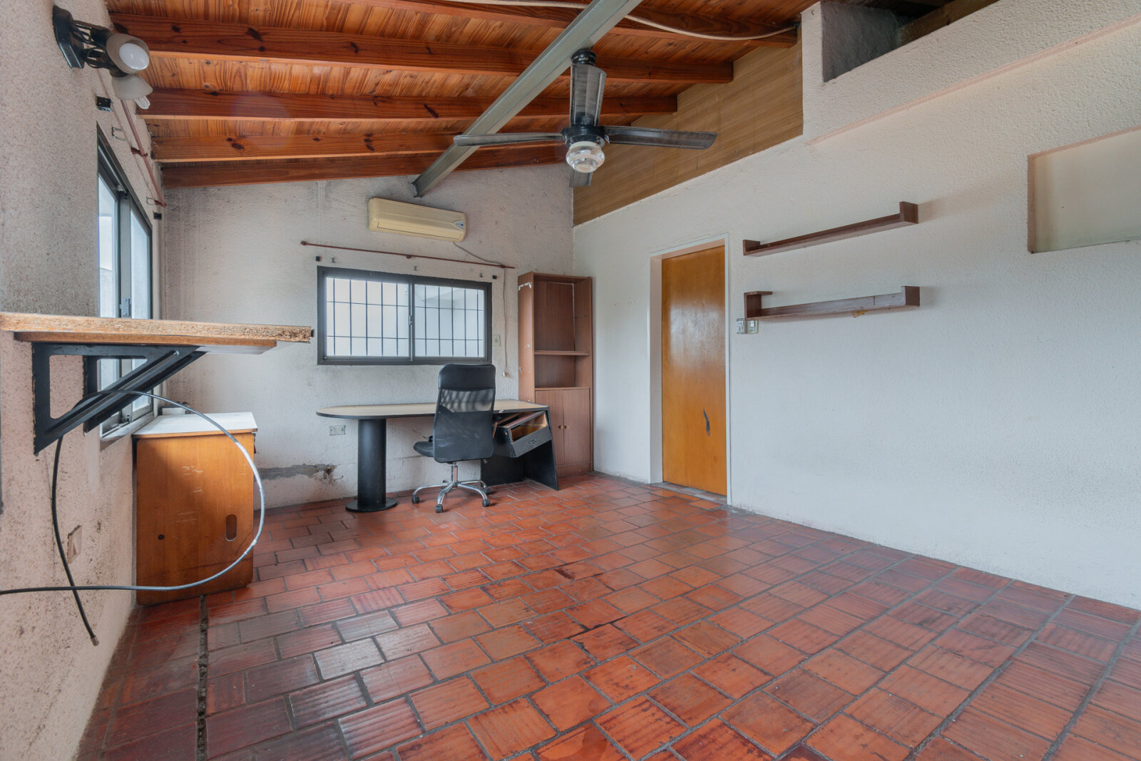 Casa de 5 ambientes con cochera y jardin apta crédito - 25