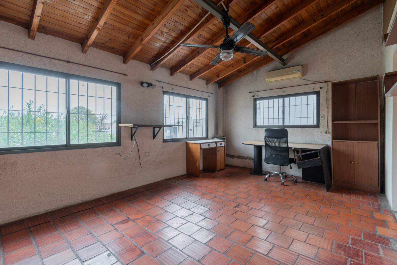 Casa de 5 ambientes con cochera y jardin apta crédito - 26