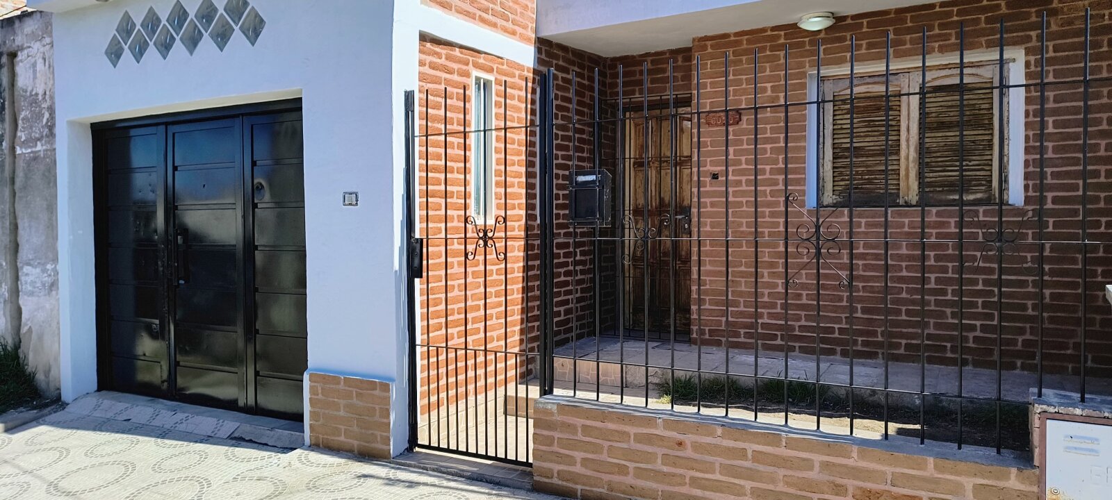 VENTA CASA DE 2 DORMITORIOS - BARRIO COMERCIAL