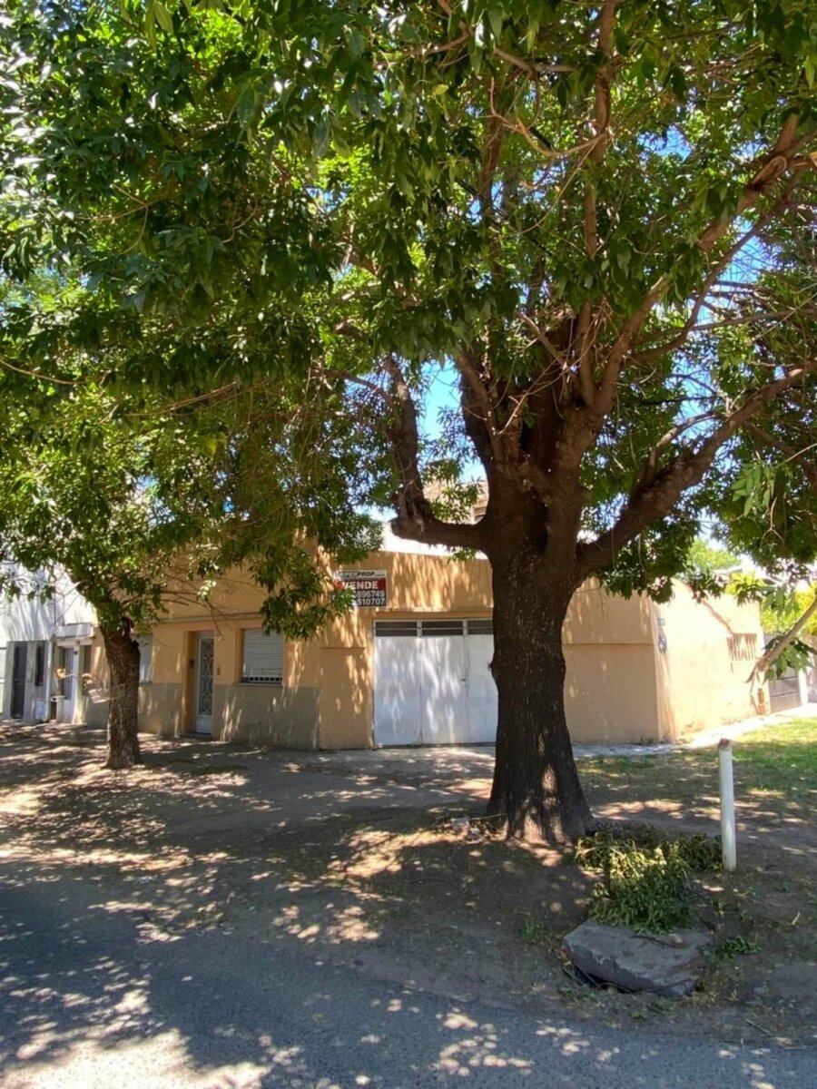 Casa en esquina, 2 Dormitorios, Cochera Doble, Patio y Terraza. - 1