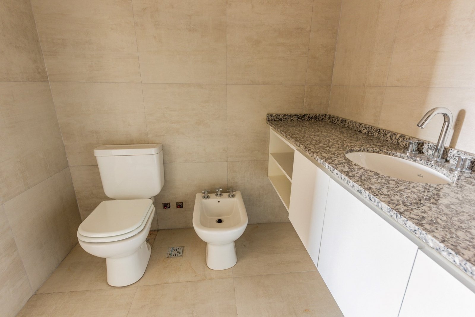 Venta. Apto Profesional. Apto crédito. Departamento 2 ambientes. Frente. Balcon Terraza. COCHERA. Villa Ortúzar - 21
