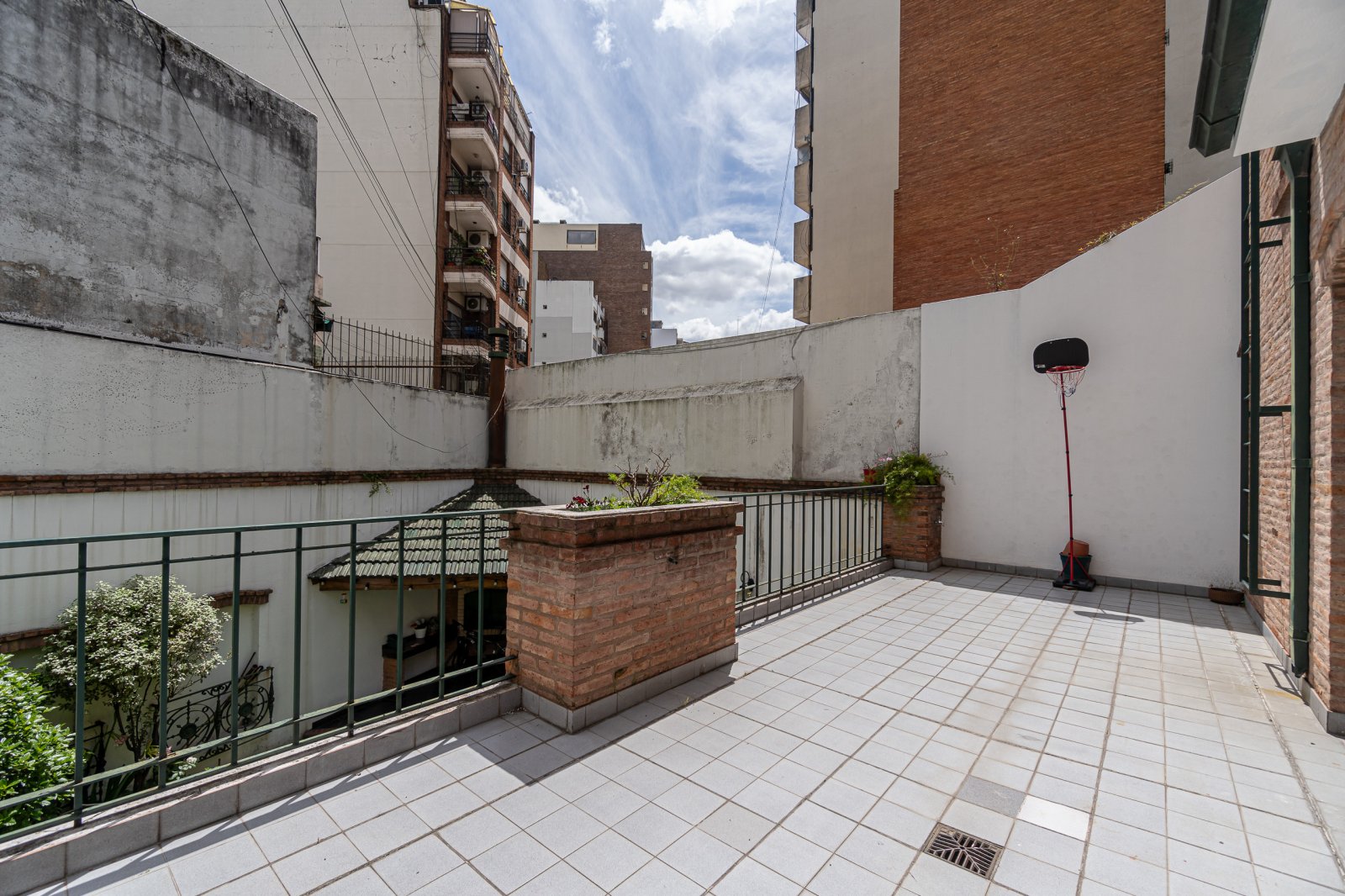 Casa - A m Parque Centenario - Jardín - Cochera - 5