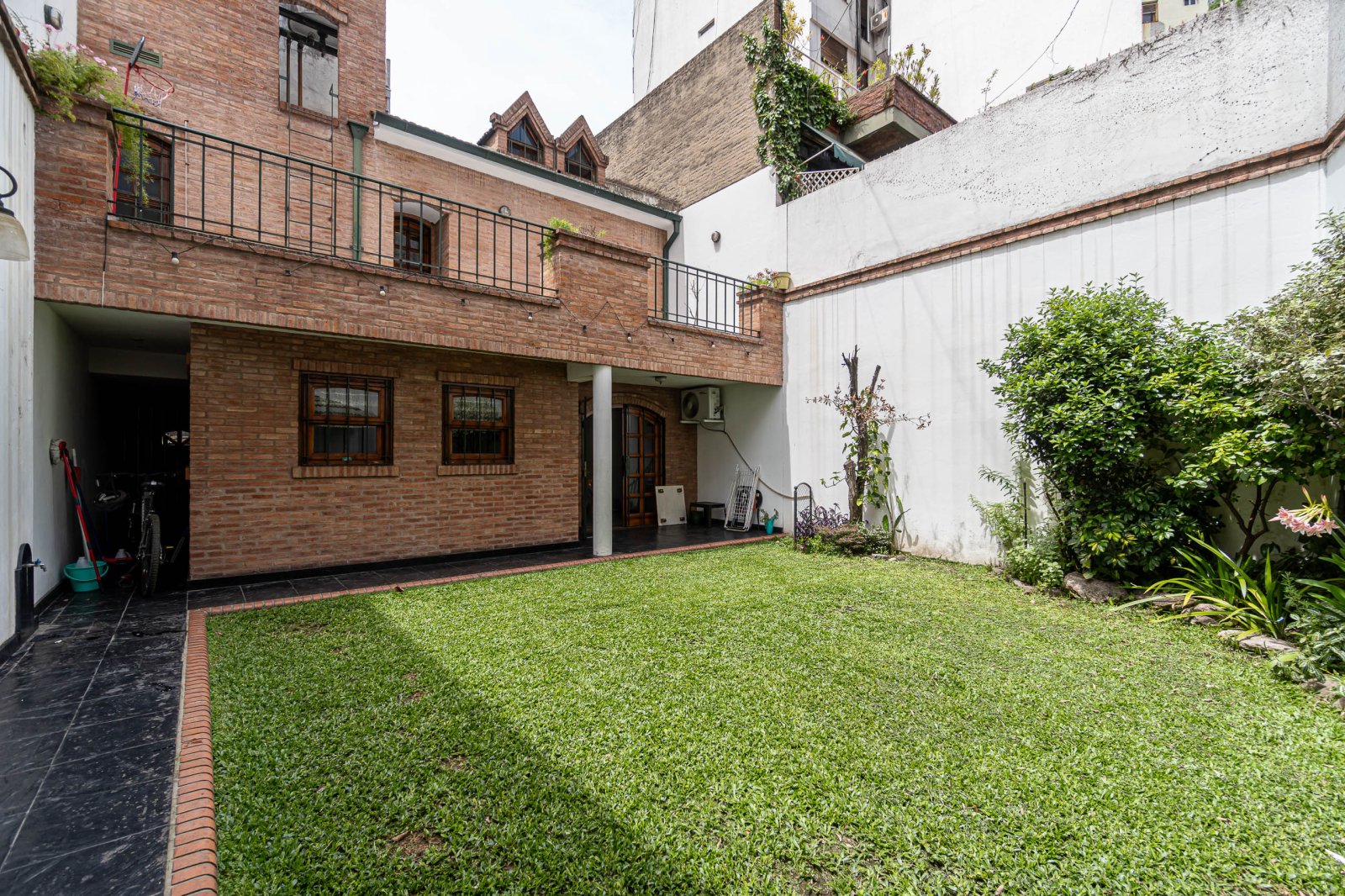 Casa - A m Parque Centenario - Jardín - Cochera - 2