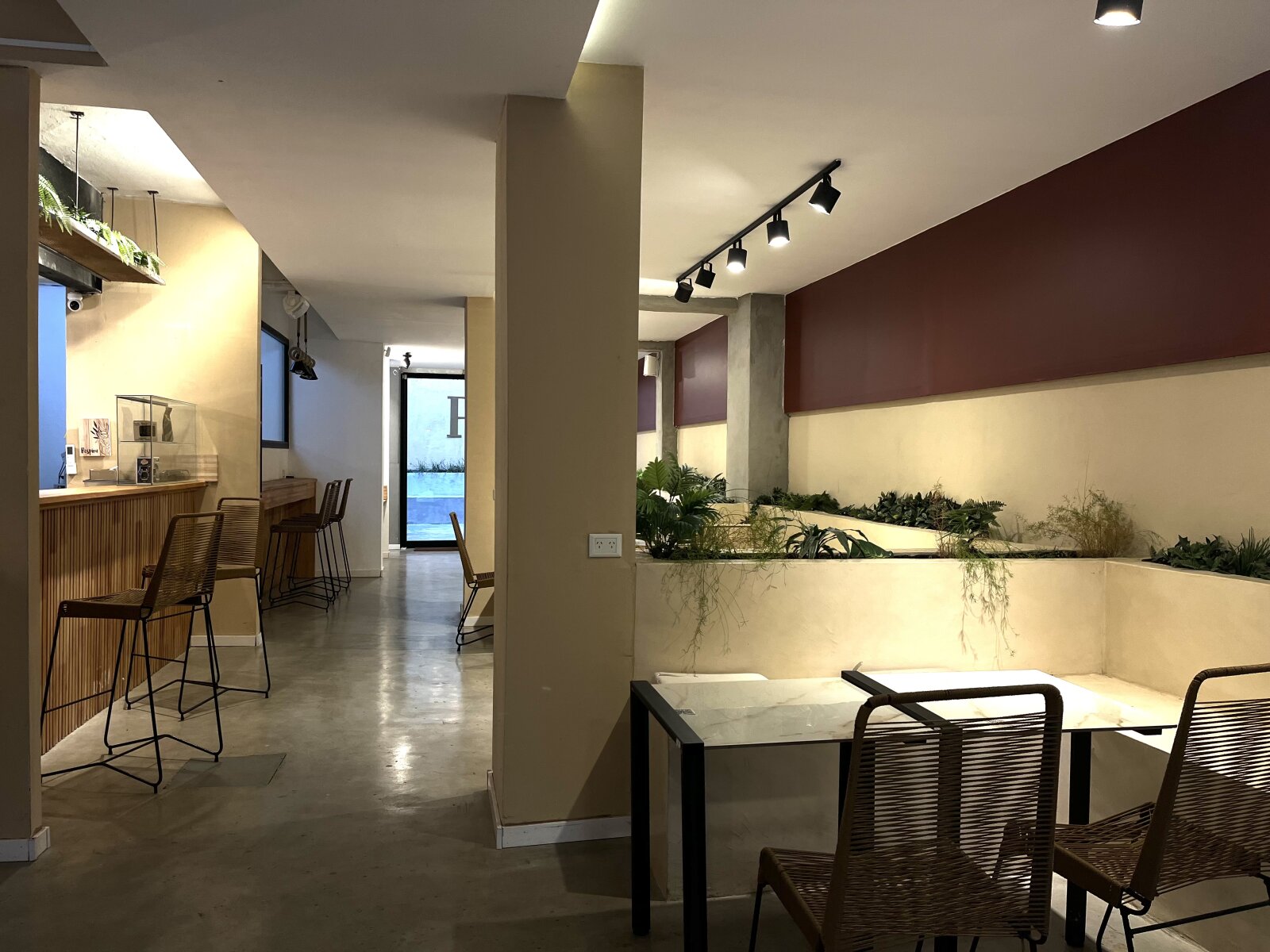 NUEVA CORDOBA - ALQUILER IMPORTANTE LOCAL COMERCIAL