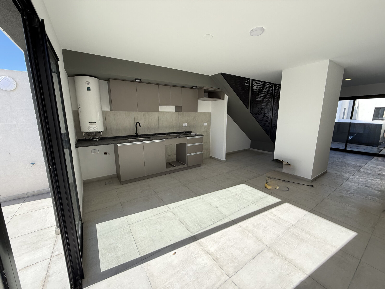 Alquiler departamento duplex 1 dormitorio y 1 escritorio en Alberdi - Imagen 2